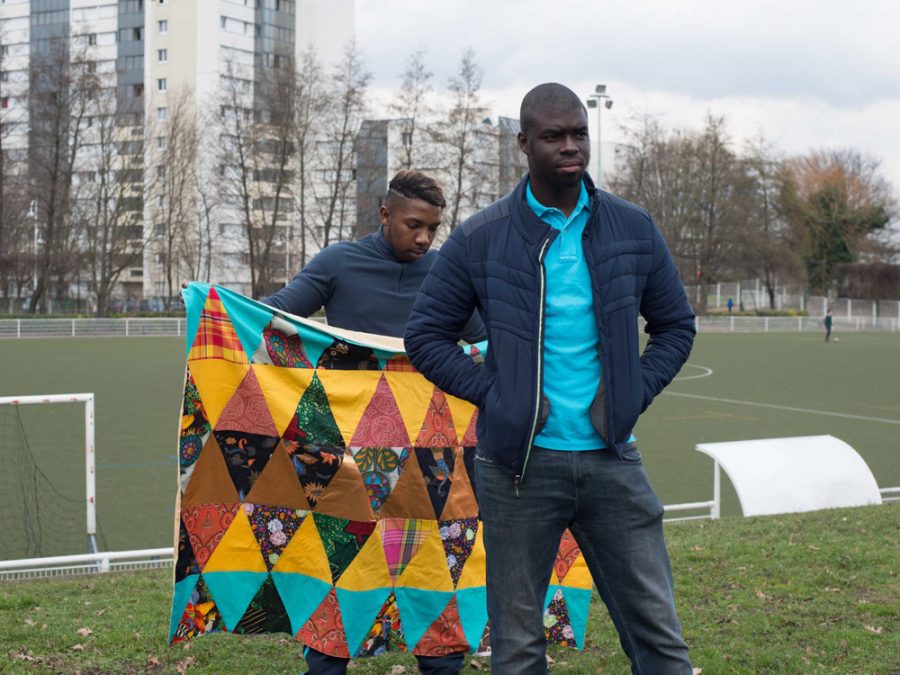 Séance portrait dans la ville avec le patchwork réalisé par l’atelier couture