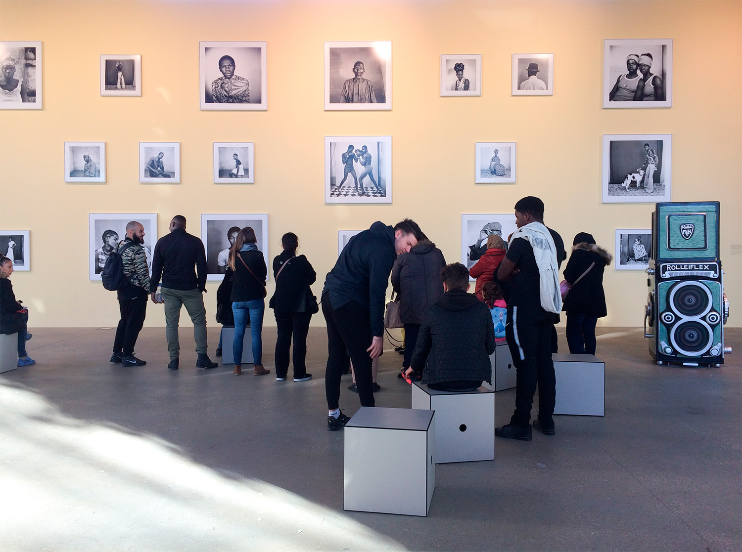 Visite de l'expo de Malick Sidibe à la Fondation Cartier avec les membres du centre social Ambroise-Croizat à Pierrefitte