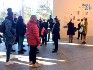 Visite de l'expo de Malick Sidibe à la Fondation Cartier avec les membres du centre social Ambroise-Croizat à Pierrefitte