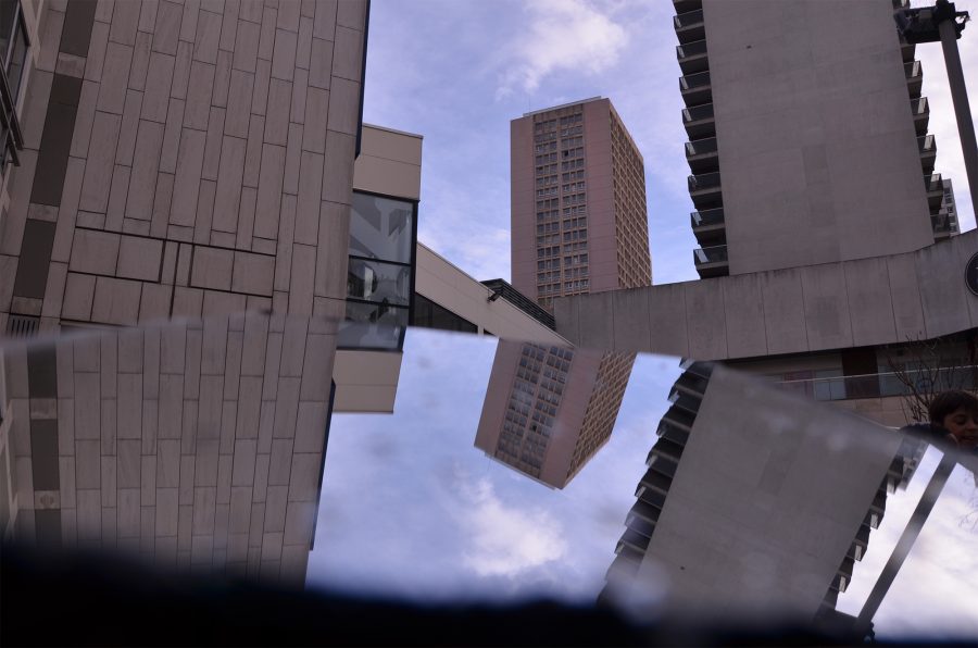 La ville est vivante – 4. Sens dessus-dessous : jeu de formes dans la ville, créant une sorte de chaos visuel