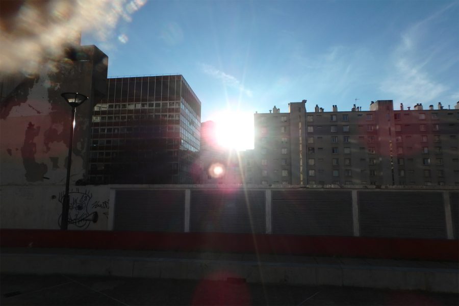 La ville est vivante – 5. Les illuminés : le soleil arrive, il est source de vie, il réchauffe et illumine bâtiments et habitants